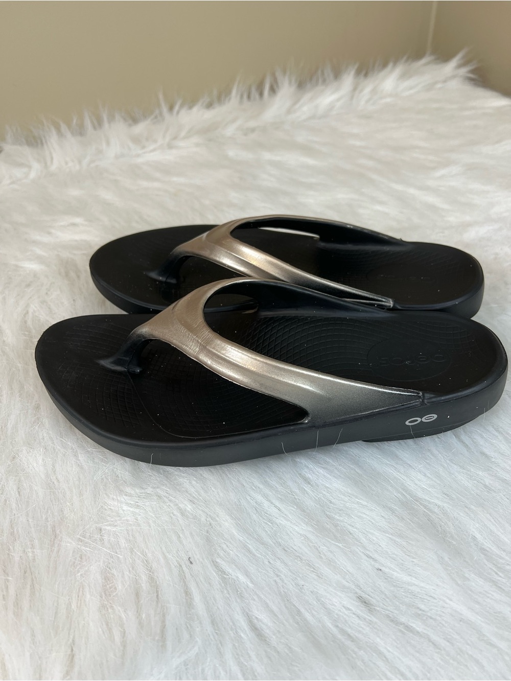 OOFOS oolala luxe Black Footbed with Metallic Straps recovery Flip Flops 10